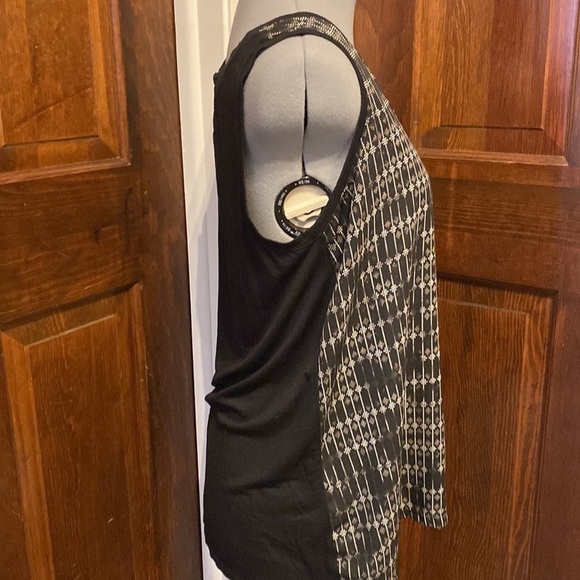 Metaphor sleeveless blouse. - Picture 4 of 7